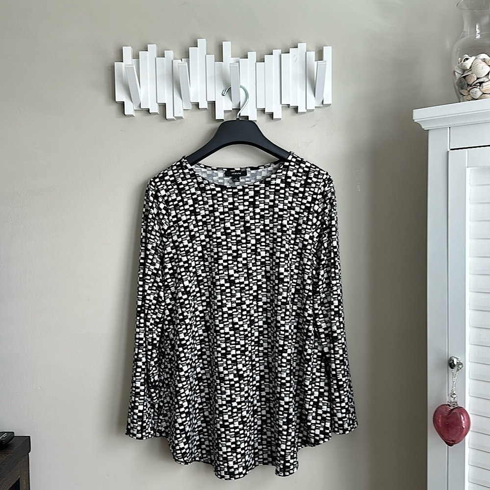 Long-sleeve white and black patterned Petite Large Alfani tunic. Like new.